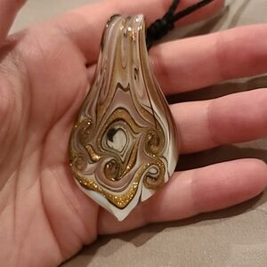 Glass pendant necklace